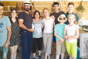 Η αγροτική, πολυμελής οικογένεια Καμνάκη, από την Αγία Βαρβάρα στα χρυσά βραβεία ΕΛΑΙΟΛΑΔΟΥ του Λονδίνου