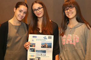 ΣΕ ΠΑΓΚΡΗΤΙΟ ΔΙΑΓΩΝΙΣΜΟ δημοσιογραφίας : Πλατυρράχου Χαρά (αριστερά), Στεφανάκη Εβελίνα (μέση), Τσακίρη Φιλία (δεξιά), μαθήτριες 5ου ΓΕ.Λ. Ηρακλείου 