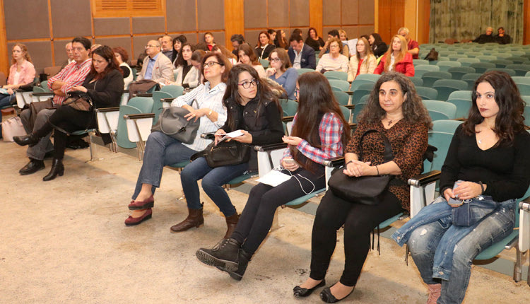 Εκπαιδευτικοί και γονείς με τα παιδιά τους 