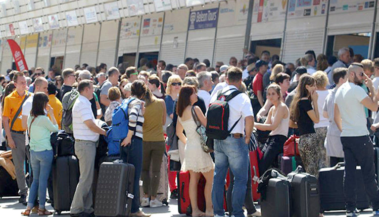 τουρίστες στο αεροδρόμιο Ηρακλείου