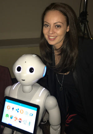 Η Μαρία Παπαδάκη με το ρομπότ “Σοφία”
