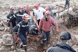 ΔΥΤΙΚΗ ΑΤΤΙΚΗ: Ακόμα βρίσκουν νεκρούς κάτω από τις λάσπες