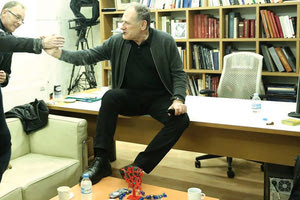 Έκανε… τζιζ η φωτογραφία του Κώστα Λαλιώτη πάνω στο γραφείο της Φώφης.