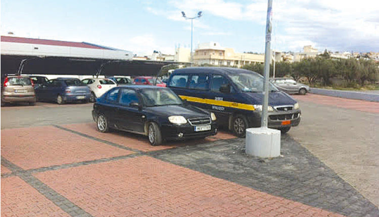 Αδεια για τα ψώνια; Σαν… κυρίες κατέβηκαν χθες δύο από το υπηρεσιακό αυτοκίνητο