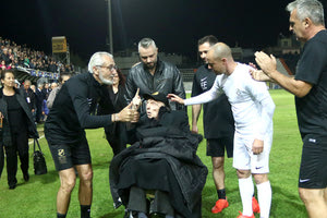 Σηφάκης και Γιαννακόπουλος και Τσίμπος με τον Γκέραρντ και τα παιδιά του