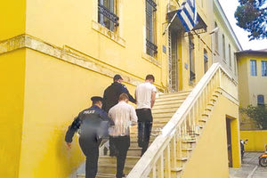 η δίκη των δύο Βρετανών για τις βιαιότητες των ΝΑΤΟϊκών στα Χανιά