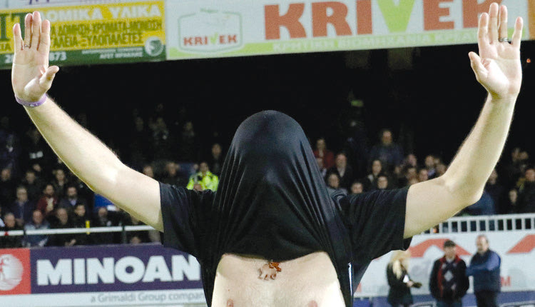 ο «Τζούγκα» έκανε και τη χαρακτηριστική κίνηση με τη φανέλα με την οποία πανηγύριζε τα γκολ και χειροκροτήθηκε από τους φίλους της ομάδας