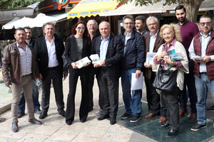 Περιοδεία στο κέντρο του Ηρακλείου πραγματοποίησαν οι υποψήφιοι της παράταξης «Μπροστά για το Επιμελητήριο»