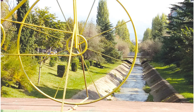 Τίρανα: πάρκα με παγκάκια