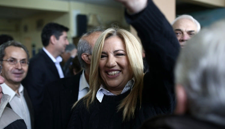 Σχεδόν ίδια με τη... χθεσινή είναι η επόμενη ημέρα στην Κεντροαριστερά, μετά την εκλογή της Φώφης Γεννηματά στην ηγεσία του νέου φορέα.  Οι εξελίξεις για τον νέο φορέα δεν μοιάζουν να προχωρούν γρήγορα, ενώ δεν αναμένονται μεγάλες αλλαγές πριν τον Απρίλιο. Με επικεφαλής τη Φώφη Γεννηματά ωστόσο, οι υποστηρικτές του νέου φορέα δεν πρέπει να ελπίζουν σε δομικές αλλαγές, πριν από τις επόμενες εκλογές.  «Δεν είναι στιγμή να μιλήσουμε για διάλυση κομμάτων» ανέφερε με δηλώσεις της στο ραδιόφωνο του «Πρώτου Θέματος» η κ. Γεννηματά για να διευκρινίσει επίσης ότι είχε μιλήσει «για συνέδριο τον Δεκέμβριο αλλά καταλαβαίνετε ότι δεν προλαβαίνουμε να το οργανώσουμε».  Σε σχέση με το μέλλον της Κεντροαριστεράς, η κ. Γεννηματά τόνισε ότι «η δημοκρατική παράταξη πρέπει να ανακάμψει, διότι είναι συνυφασμένη με την ανάκαμψη της χώρας» προσθέτοντας ότι «το βάρος θα πέσει στον νέο ενιαίο φορέα, εκεί θα παίρνονται οι αποφάσεις». Σε σχέση με τα εσωτερικά του νέου φορέα, η νέα πρόεδρος θα επιδιώξει παρ’ όλα αυτά ραντεβού με όλους τους εκπροσώπους των κομμάτων, τάσεων, κινήσεων και με προσωπικότητες που συμμετέχουν στο εγχείρημα, για να καθοριστεί κατ’ αρχάς η ημερομηνία του συνεδρίου. Αν όλα προχωρήσουν κατ’ ευχήν, εκτιμάται ότι το συνέδριο θα προσδιοριστεί για τον Απρίλιο. Στο συνέδριο θα εκλεγούν τα όργανα τα οποία θα αποφασίζουν για την πορεία του νέου φορέα της Κεντροαριστεράς. Δημοκρατική Συμπαράταξη και Ποτάμι θα παραμείνουν αυτόνομες κοινοβουλευτικές ομάδες μέχρι τις εκλογές. Θα συντονίζονται όμως από ένα ενιαίο κέντρο. Το δικό του στίγμα για την επόμενη ημέρα έδωσε από την πλευρά του και ο Νίκος Ανδρουλάκης, διευκρινίζοντας πως είναι απαραίτητο μετά την ολοκλήρωση της διαδικασίας να μη σβήσει η ελπίδα για την αναγέννηση της δημοκρατικής παράταξης.  «Θα αγωνιστώ για να είναι πρωταγωνιστής η παράταξή μας» τόνισε μιλώντας στο ραδιόφωνο του «Πρώτου Θέματος» και πρόσθεσε πως οι πολίτες είναι εκείνοι οι οποίοι πρέπει να καθορίσουν τα νέα χαρακτηριστικά του φορέα.  «Θα παίρνουμε τις αποφάσεις μας με θεσμικό τρόπο και με διαφάνεια, με εσωτερική δημοκρατία» ανέφερε ο κ. Ανδρουλάκης τονίζοντας ότι «πρέπει να φτιάξουμε ένα σύγχρονο κόμμα, που τα μέλη του θα έχουν ρόλο, λόγο, θα μπορούν να συμβάλουν και να συνδιαμορφώνουν τις αποφάσεις».  Ο κ. Ανδρουλάκης υποστήριξε επίσης ότι δεν αποδέχεται τον τίτλο του «νούμερο δύο», κάνοντας σαφές πως δεν σκοπεύει να δημιουργήσει τάση εντός του κόμματος ούτε και να διεκδικήσει κανέναν ρόλο. Δεσμεύθηκε ωστόσο πως ο αγώνας του θα σχετίζεται με τη συμμετοχή των υποστηρικτών του κόμματος στις αποφάσεις και με τη δημιουργία ενός σύγχρονου, ευρωπαϊκού κόμματος.  