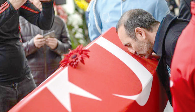 Βαλέριος Λεωνίδης, ο οποίος θα περάσει από ΕΔΕ διότι ως αξιωματικός των Ενόπλων Δυνάμεων πήγε χωρίς άδεια στην Τουρκία, προκειμένου να παραστεί στην κηδεία του Σουλεϊμάνογλου.