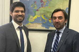 Με τον εκτελεστικό γραμματέα της Διαμεσογειακής Επιτροπής της Συνέλευσης των Παράκτιων και Παραθαλάσσιων Περιφερειών της Ευρώπης Ντέιβιντ Στράντζις συναντήθηκε στο Ηράκλειο ο αντιπεριφερειάρχης ευρωπαϊκών και διεθνών θεμάτων Γιώργος Αλεξάκη