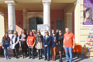 κδήλωση κατά της βίας έξω από την Περιφέρεια.