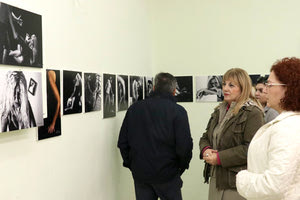 Μεγάλο το ενδιαφέρον για τη φωτογραφική έκθεση για την βία