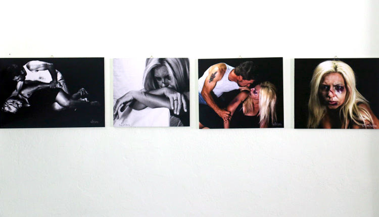 Κάποια από τα εκθέματα της έκθεσης για την βία