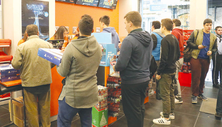 Ουρές έξω από τα καταστήματα ηλεκτρονικών ειδών. 