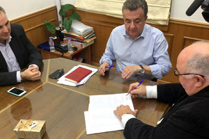 υπογραφή συμφώνου συνεργασίας που συνυπέγραψαν ο περιφερειάρχης Κρήτης Σταύρος Αρναουτάκης και ο πρόεδρος του Δικτύου Επιχειρήσεων Παραγωγής Οπτικοακουστικών Έργων Πάνος Παπαχατζής