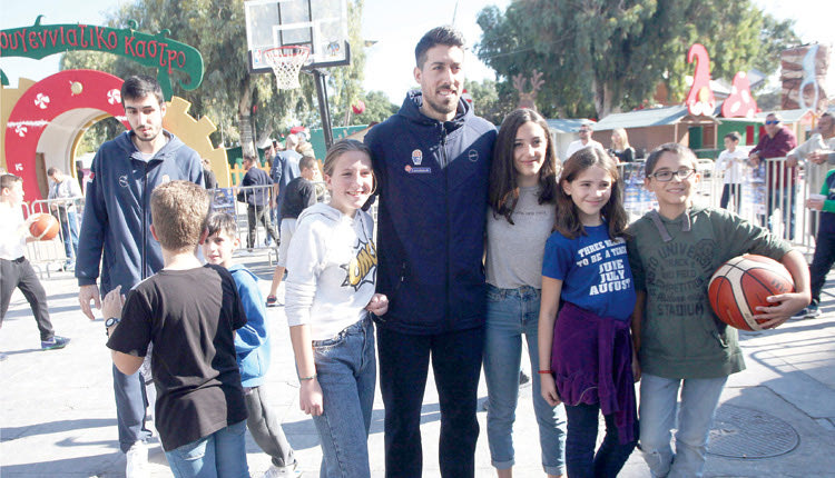 παιδιά, οι μαθητές που έπαιξαν χθες μπάσκετ με παίχτες της Εθνικής στο κεντρο του Ηρακλειου