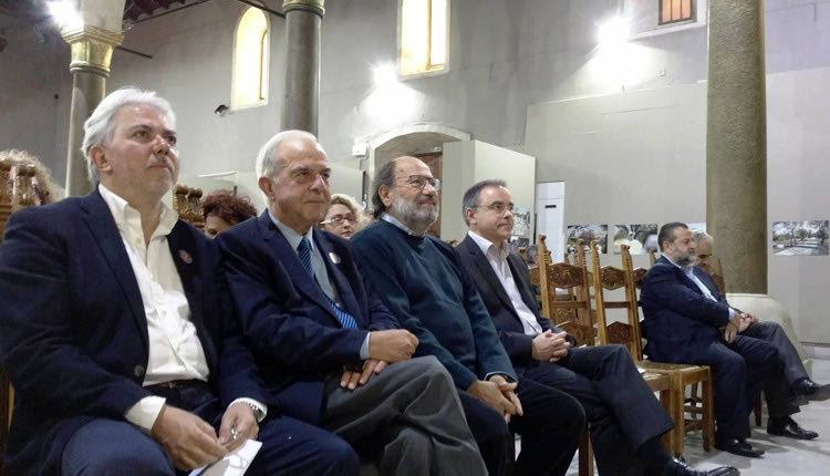 Στη φωτογραφία διακρίνονται από αριστερά ο πρόεδρος του Συλλόγου Φίλων του Μουσείου Φυσικής Ιστορίας Γ. Αεράκης, ο δήμαρχος Ηρακλείου Β. Λαμπρινός και ο δ/ντής του Μουσείου Φυσικής Ιστορίας Μ. Μυλωνάς 