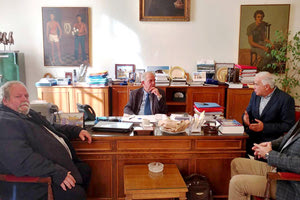 Με τον δήμαρχο Ηρακλείου Β. Λαμπρινό τα μέλη του του προεδρείου του Κυνηγετικού Συλλόγου.