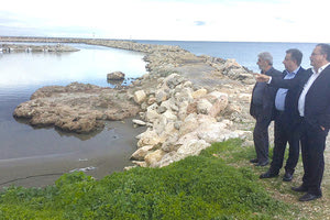 Στο λιμάνι Κολυμπαρίου βρέθηκαν ο δήμαρχος Πλατανιά Γιάννης Μαλανδράκης και ο περιφερειάρχης Κρήτης Σταύρος Αρναουτάκης.