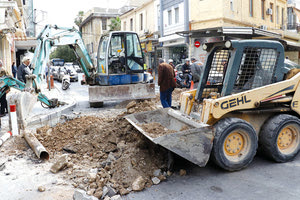 στο κέντρο της πόλης μπουλν­τόζες στην Ψαρομηλίγκων