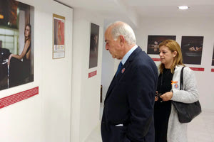 Επίσκεψη στην έκθεση με τίτλο «εσύ είσαι εγώ, εγώ είμαι εσύ» για την Παγκόσμια Ημέρα Εξάλειψης της Βίας κατά των Γυναικών, πραγματοποίησε ο δήμαρχος Ηρακλείου Βασίλης Λαμπρινός, συνοδευόμενος από τις αντιδημάρχους Αριστέα Πλεύρη και Μ. Καναβάκη.