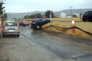 Από τη ράμπα που βρίσκεται στην είσοδο του ΒΟΑΚ στου Κοκκίνη Χάνι έπεσε ένα όχημα