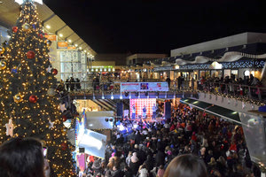 ΦΩΤΑΓΩΓΗΣΗ ΤΟΥ ΔΕΝΤΡΟΥ: Η καρδιά της πόλης χτυπά στο Talos Plaza