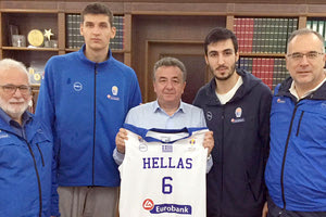 ΤΑ ΜΕΛΗ ΤΗΣ ΕΘΝΙΚΗΣ ΜΠΑΣΚΕΤ ΕΥΧΑΡΙΣΤΗΣΑΝ ΠΕΡΙΦΕΡΕΙΑ ΓΙΑ ΤΗ ΦΙΛΟΞΕΝΙΑ