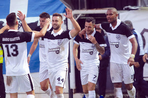 Οι δύο σκόρερ του ΟΦΗ Ορτέγκα και Όγκμποε πανηγυρίζουν μαζί με Μπολάκη, Μάρτος ενώ στο βάθος διακρίνεται ο Νάστος