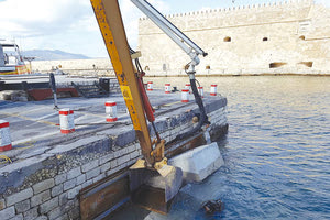 Έργα αποκατάστασης στο δυτικό λιμάνι
