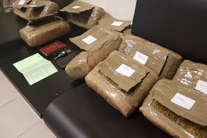 26χρονος ξεφορτώθηκε 10 κιλά κάνναβης σε κάδο ανακύκλωσης