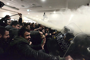 ΠΕΔΙΟ ΜΑΧΗΣ ΤΟ ΕΙΡΗΝΟΔΙΚΕΙΟ ΑΘΗΝΩΝ στην επανέναρξη των πλειστηριασμών