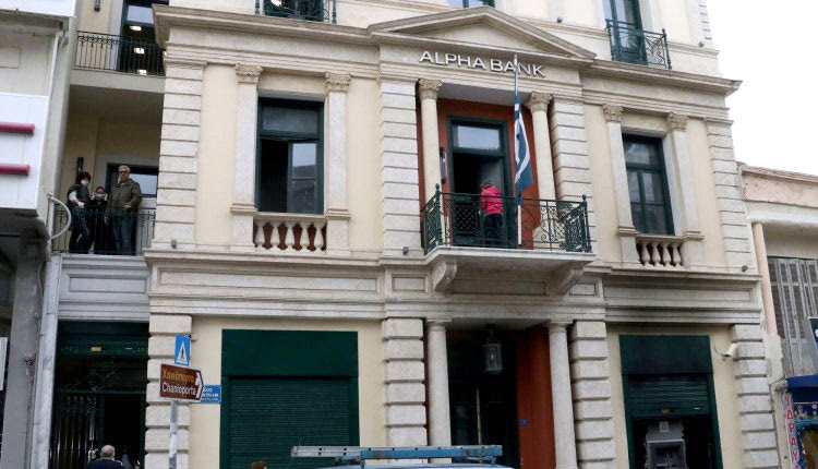ΣΤΗ ΓΙΑΜΑΛΑΚΗ: Κουκουλοφόροι βανδάλισαν τραπεζικό κατάστημα