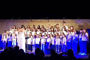 Μελωδικές παιδικές φωνές στη βραδιά φωταγώγησης