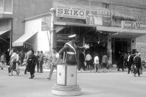 ΦΩΤΟ ΗΜΕΡΑΣ : Ο τροχονόμος στη... βαρέλα