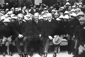 ΦΩΤΟ ΗΜΕΡΑΣ : Η χώρα προσπαθεί να μαζέψει τα κομμάτια της