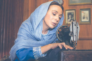 Η ΓΝΩΣΤΗ ΗΘΟΠΟΙΟΣ ΧΡΙΣΤΙΝΑ ΑΛΕΞΑΝΙΑΝ ΜΙΛΑΕΙ ΣΤΗΝ “Π” ΜΕ ΑΦΟΡΜΗ ΤΗΝ ΠΑΡΑΣΤΑΣΗ “ΤΑ ΤΕΤΡΑΔΙΑ ΤΗΣ ΑΝΖΕΛ ΚΟΥΡΤΙΑΝ”