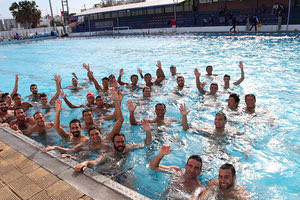 Οι παίκτες του ΟΦΗ και της Εθνικής Κίνας σε αναμνηστική φωτογραφία