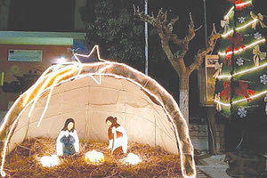 Η στολισμένη χριστουγενιάτικη πλατεία στο Σγουροκεφάλι