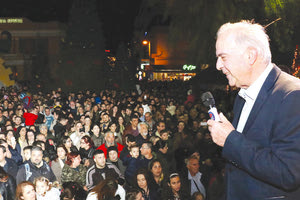 Με τη φωταγώγηση του δέντρου ξεκίνησαν τα Χριστούγεννα στο Ηράκλειο