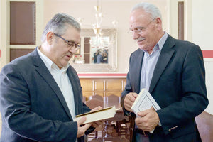 από τα Χανιά ο γενικός γραμματέας της ΚΕ του ΚΚΕ Δημήτρης Κουτσούμπας.