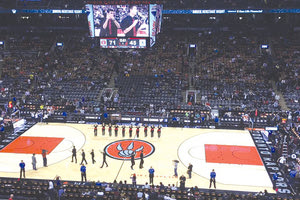 Ομογενείς χορεύουν σε αγώνες ΝΒΑ και συγκινούν