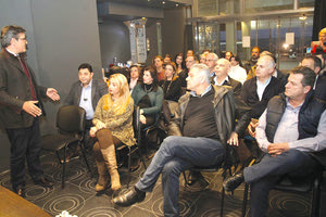 Ο κ. Μελισσείδης με μέλη του συνδυασμού του