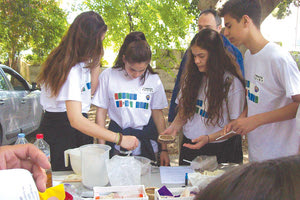 ΜΑΘΗΤΕΣ ΠΟΥ ΔΙΕΠΡΕΨΑΝ ΣΤΑ ΠΕΙΡΑΜΑΤΑ: Φυσικοί και χημικοί τιμούν τους αυριανούς επιστήμονες