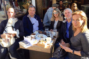 Ο πρώην υπουργός Οικονομικών Γ. Βαρουφάκης με τη συζυγό του Δανάη, τον Γιώργο Λογιάδη και την Μαίρη Μαυράκη, καθώς και τον πρώην αντιδήμαρχο Γιώργη Αεράκη στο Ηράκλειο