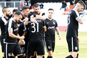 οι παίκτες του ΟΦΗ πανηγυρίζουν