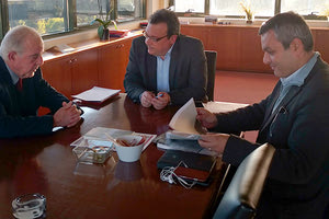 ο δήμαρχος Ηρακλείου Βασίλης Λαμπρινός και ο αντιδήμαρχος Καθαριότητας Χ.Μαμουλάκης με τον αναπληρωτή υπουργό Περιβάλλοντος, Ενέργειας και Κλιματικής Αλλαγής Σωκράτη Φάμελλο.