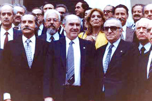 Με το νέο του βιβλίο ο Μανόλης Δρεττάκης όχι μόνο αυτοβιογραφείται αλλά και αποκαλύπτει το παρασκήνιο μιας ολόκληρης εποχής.